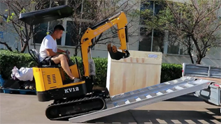 KV12型小挖掘機(jī)爬梯操作視頻 KV12型小挖掘機(jī)爬梯操作視頻